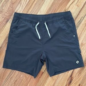 Vuori Men’s Kore Short in Charcoal